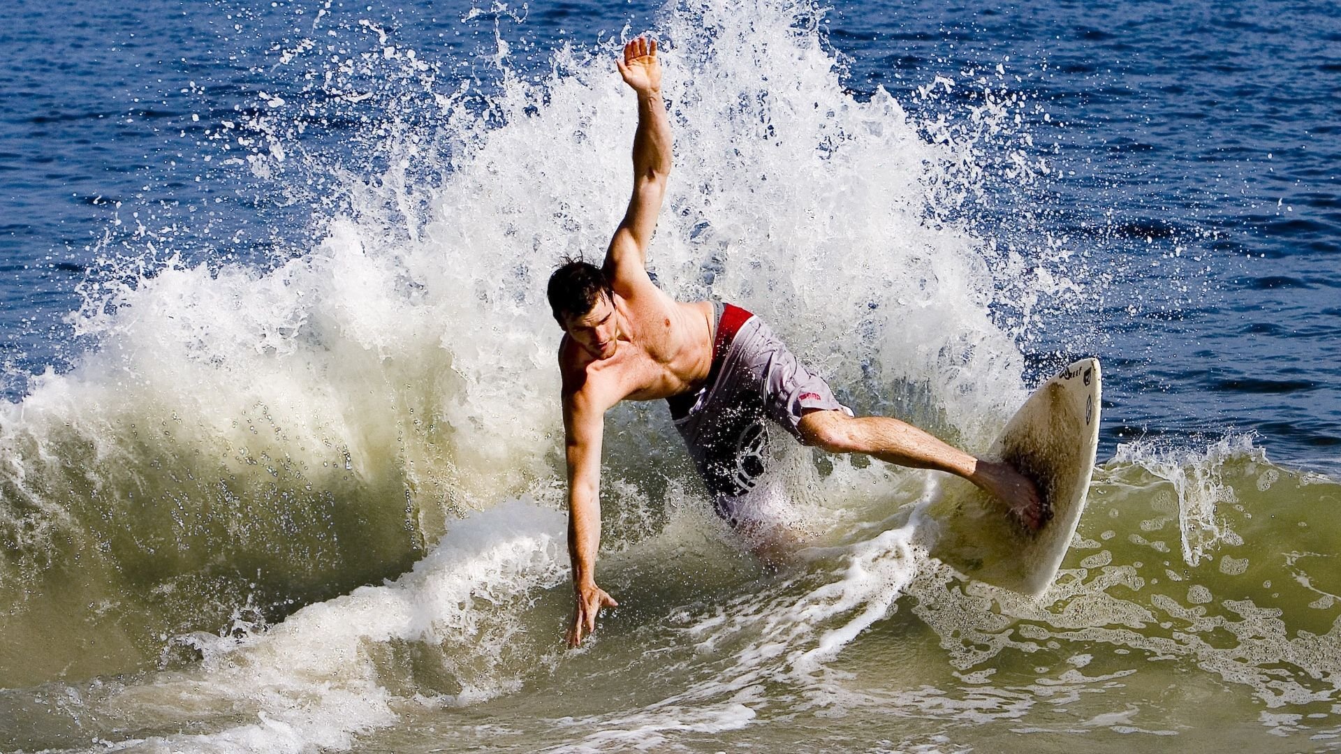 爱游戏体育在线赛事-跳水赛场中立代表队A完成高难度动作，跳水队选拔赛